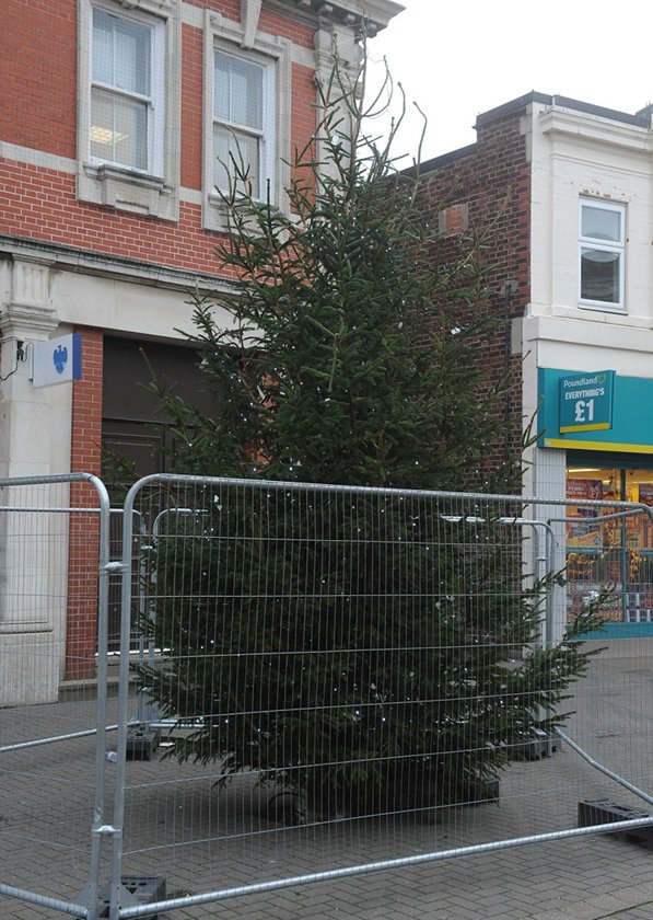 盘点英国各地最丑圣诞树:垃圾袋代替装饰品