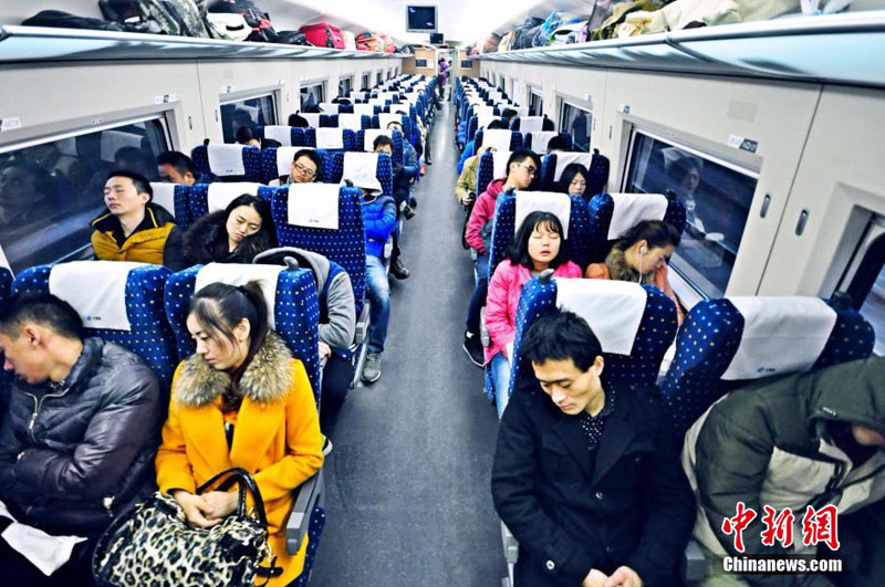 1月1日,成都铁路局正式开行成都、重庆朝发夕至到北京的CRH380AL高速动车组,这趟动车经兰渝铁路进入重庆枢纽,再通过沪汉蓉通道接入京广铁路抵达北京西站,全程运行14.5小时。图为旅客在安静舒适的车厢内享受高速动车带来的便捷。吴正琪 摄