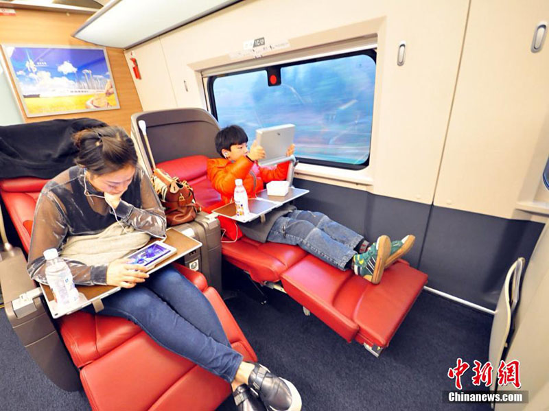 1��1�գ��ɶ���·����ʽ���гɶ������쳯��Ϧ����������CRH380AL���ٶ����飬���˶�����������·����������Ŧ����ͨ��������ͨ�����뾩����·�ִﱱ����վ��ȫ������14.5Сʱ��ͼΪ�ÿ��ڰ������ʵĳ��������ܸ��ٶ��������ı�ݡ������� ��