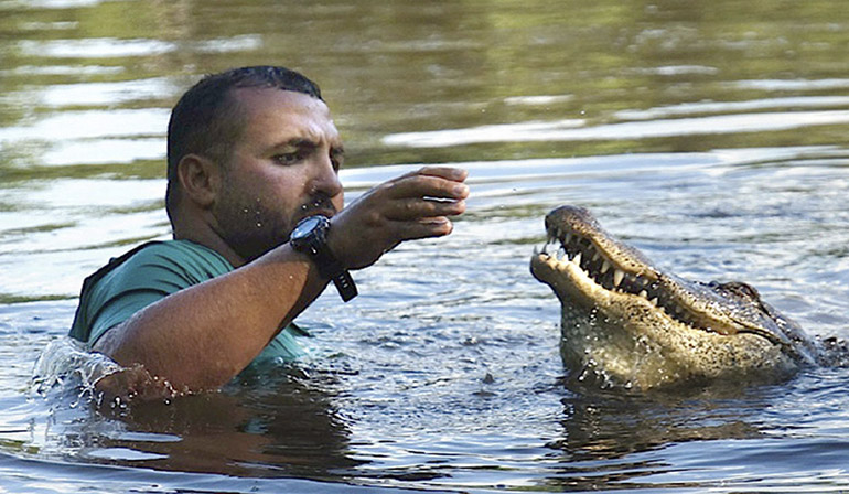 拉克罗斯从小就敢亲近鳄鱼，常与鳄鱼一起游泳。