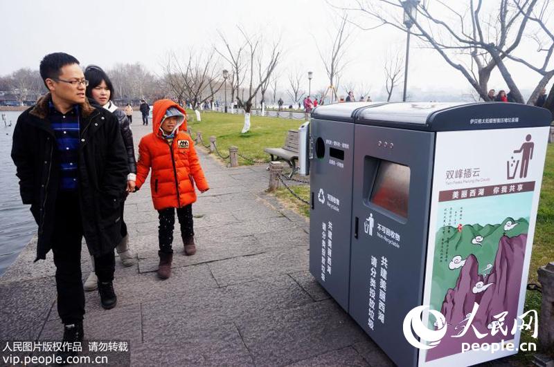 高清:太阳能智能压缩垃圾箱首次亮相杭州西湖