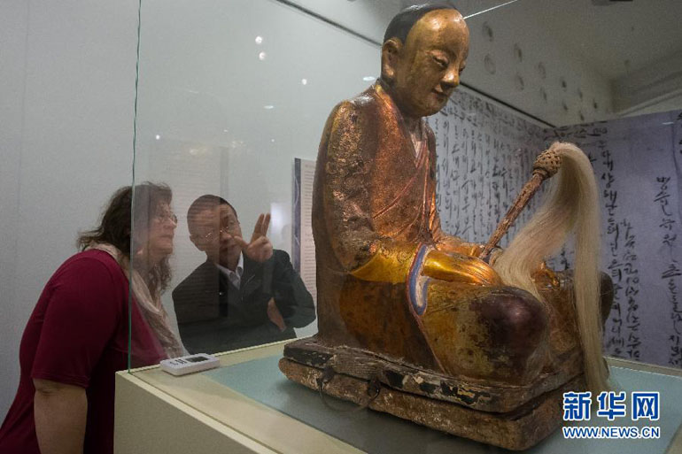 这是3月3日在匈牙利自然科学博物馆拍摄的专家研究僧人肉身宝像的资料照片。新华社发（弗尔季・奥蒂洛摄）