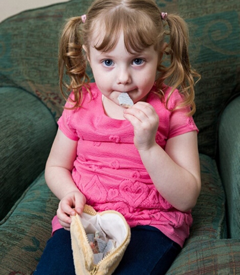 ���壺Ӣ��4��Ůͯ�ԼҾ߳�� �Ե����е�̺���ࡾ3��