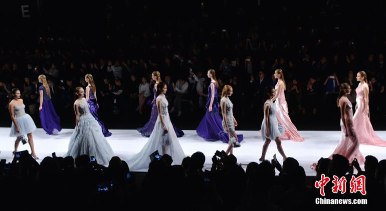 高清:2015上海时装周 模特展示高级定制婚纱