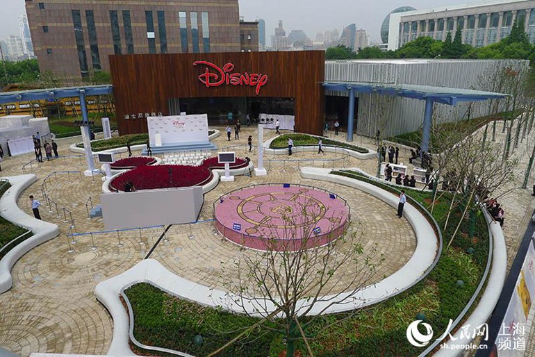 高清:世界最大迪士尼商店沪上开业 99%商品全