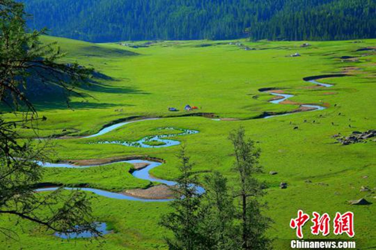高清:新疆阿尔泰山草场风光如画似世外仙境