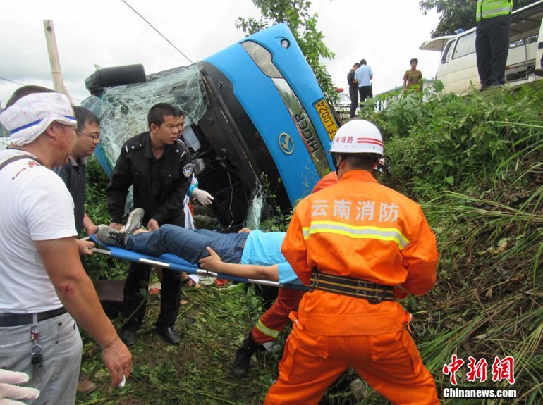 高清：云南勐海县一旅游大巴车侧翻 事故致3人重伤
