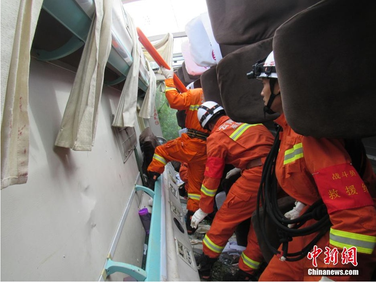 高清：云南勐海县一旅游大巴车侧翻 事故致3人重伤【3】