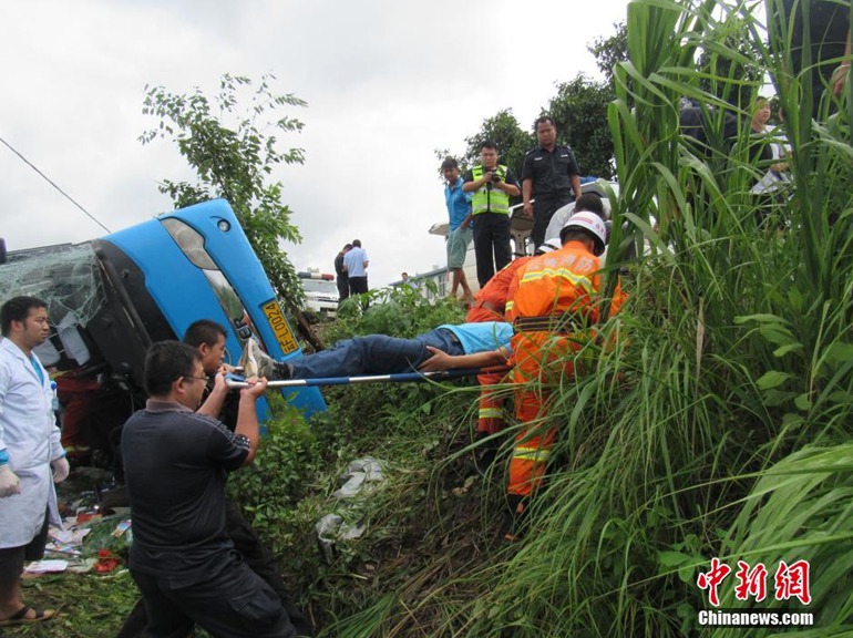 高清：云南勐海县一旅游大巴车侧翻 事故致3人重伤【2】