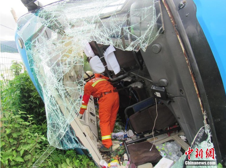 高清：云南勐海县一旅游大巴车侧翻 事故致3人重伤【4】