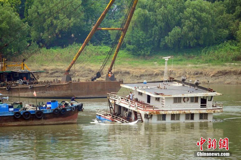 高清：武汉一船舶在汉江水域倾覆无人员伤亡