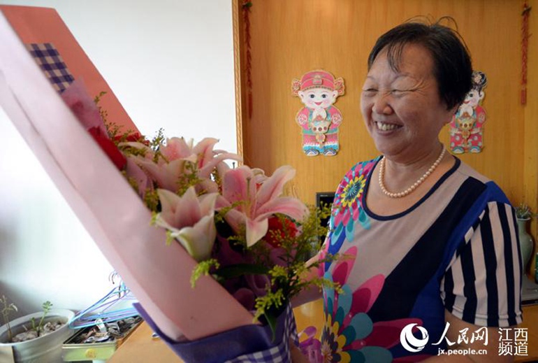 高清结婚50余年74岁老人头回给老伴送鲜花5