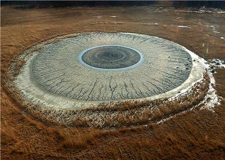 普加切夫斯基泥火山呈现罕见的巨大人类眼球瞳孔状。