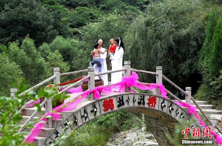 当日,河南豫西大峡谷,真实上演"牛郎织女渡鹊桥".
