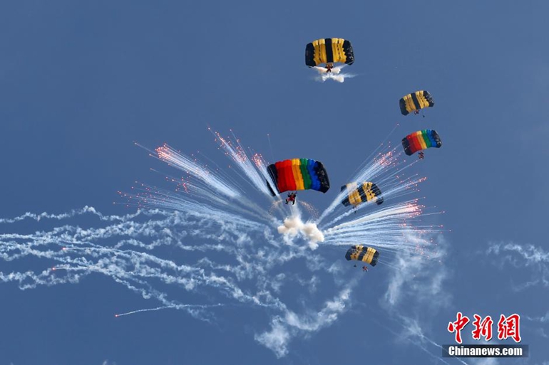 高清：亚洲跳伞锦标赛开幕 缤纷飞伞装点晴空
