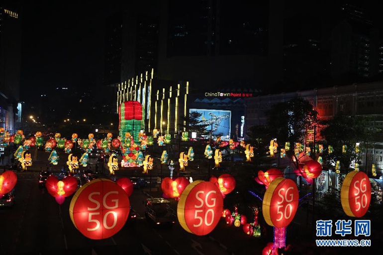 高清：新加坡牛车水点亮2300盏彩灯迎中秋