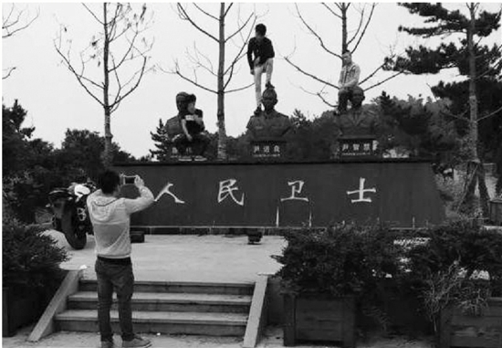 杭州:4小伙脚踩消防烈士铜像头顶拍照 警方介