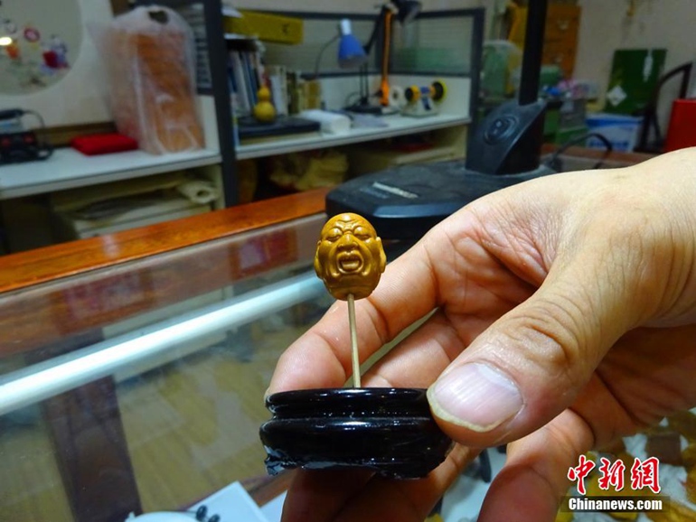 高清：郑州核雕艺人橄榄核上展现“双面十八罗汉”【3】