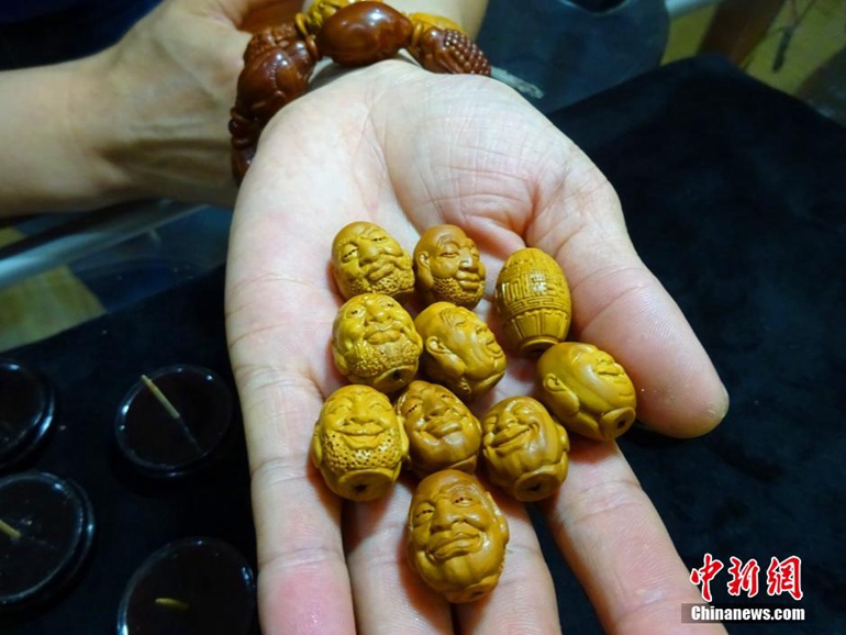 高清：郑州核雕艺人橄榄核上展现“双面十八罗汉”【2】
