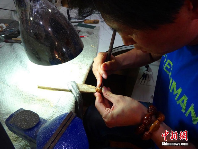 高清：郑州核雕艺人橄榄核上展现“双面十八罗汉”【5】