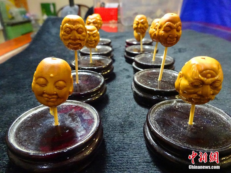 高清：郑州核雕艺人橄榄核上展现“双面十八罗汉”【4】