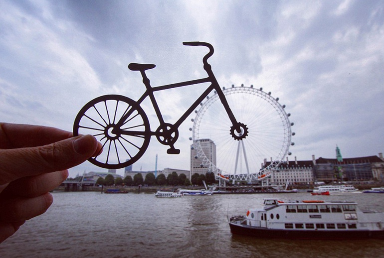 麦克尔设计了这个复杂的自行车剪纸，将伦敦眼变成了车轮。（网页截图）
