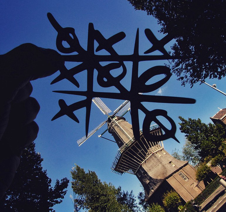 利用阿姆斯特丹的风车，麦克尔设计出井字游戏剪纸。（网页截图）   