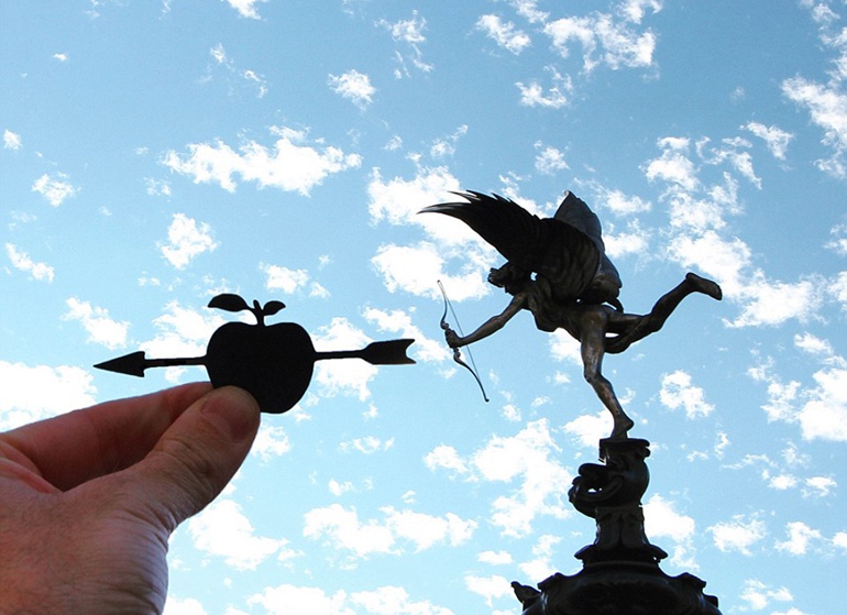 皮卡迪利广场中间的雕像被配以苹果剪纸。（网页截图） 