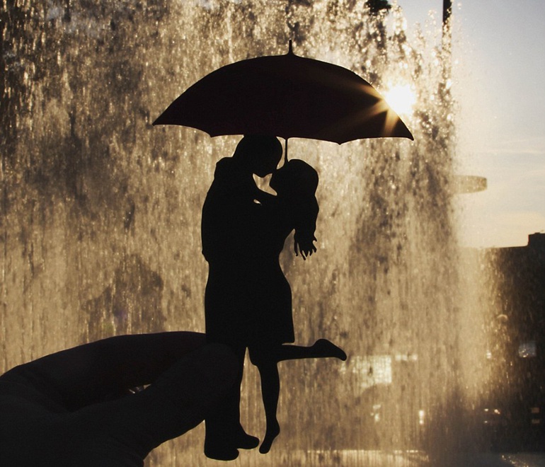 在日落时分，这对夫妇在雨中接吻的场景实际上只是麦克尔在南岸喷泉附近精心摆放的剪纸。（网页截图）   