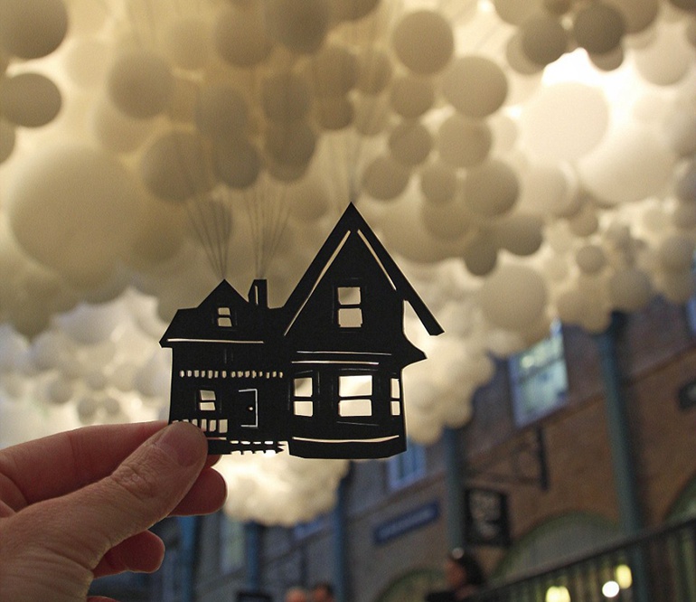受电影《飞屋环游记》的启发，麦克尔剪出一栋房子，好像被考文特花园的气球拉上天空。（网页截图） 