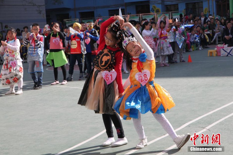 ѧ��չʾ�Լ������ġ�����ʱװ���� ������ ��