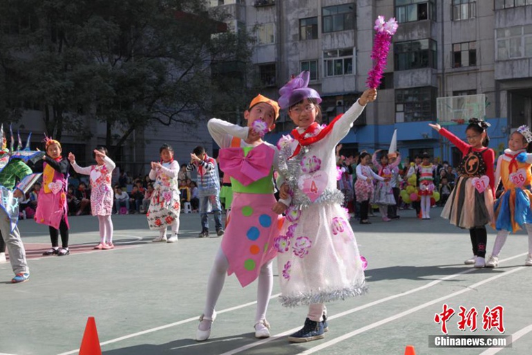 ѧ��չʾ�Լ������ġ�����ʱװ���� ������ ��