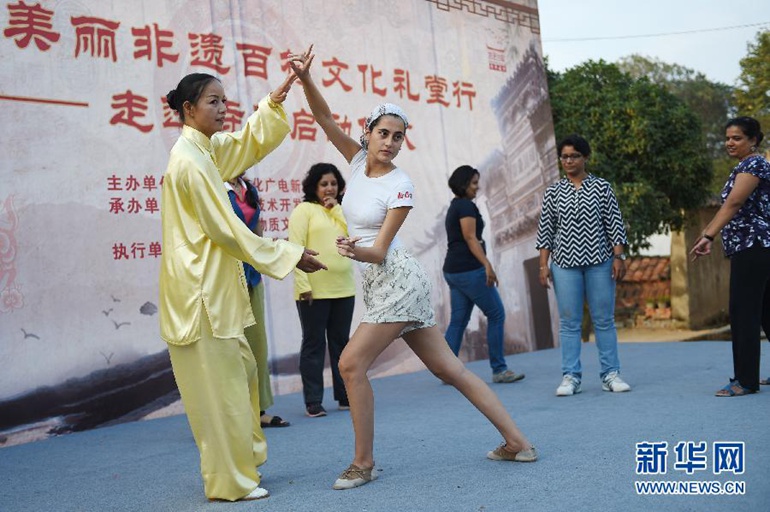 在浙江省金华市汤溪镇寺平村，玛丽亚（前右）在老师的指导下学习中国传统“五禽戏”（10月20日摄）。