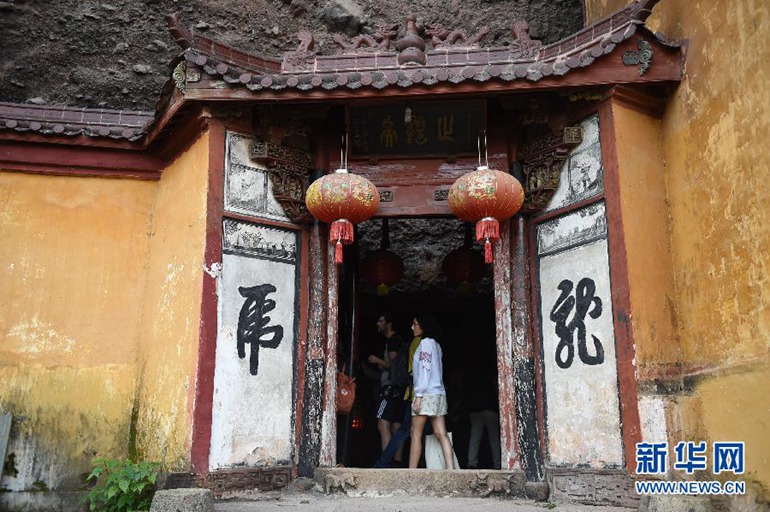  玛丽亚在浙江省金华市汤溪镇寺平村附近的一处寺庙参观（10月21日摄）。