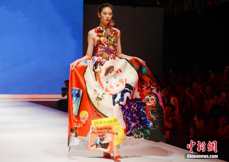 高清：中华嫁衣创意大赛在杭举行 秀场华服吸睛 