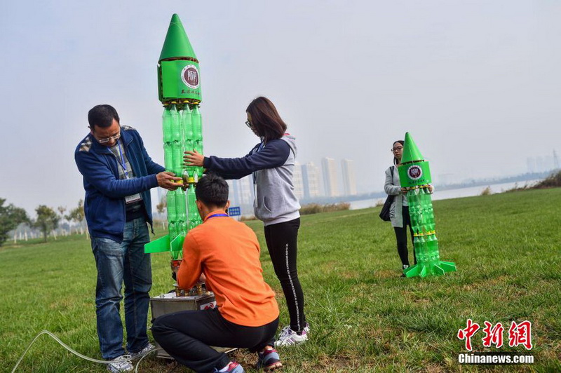 天津大学生发射自制火箭 靠水压飞上百米高空