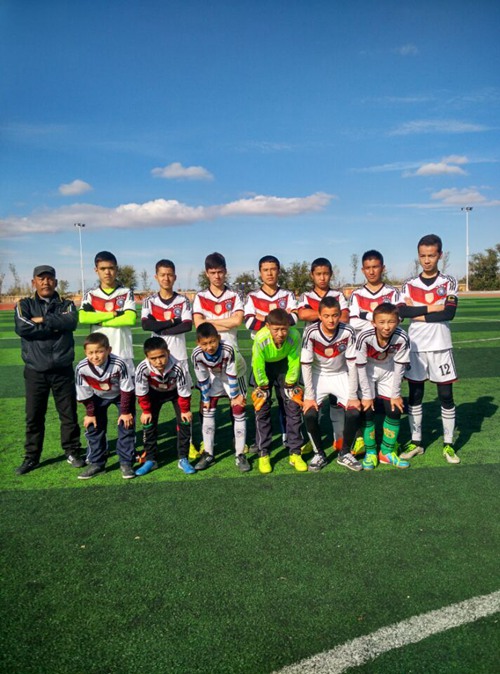 奇台县二中足球队蝉联县中学生足球赛冠军