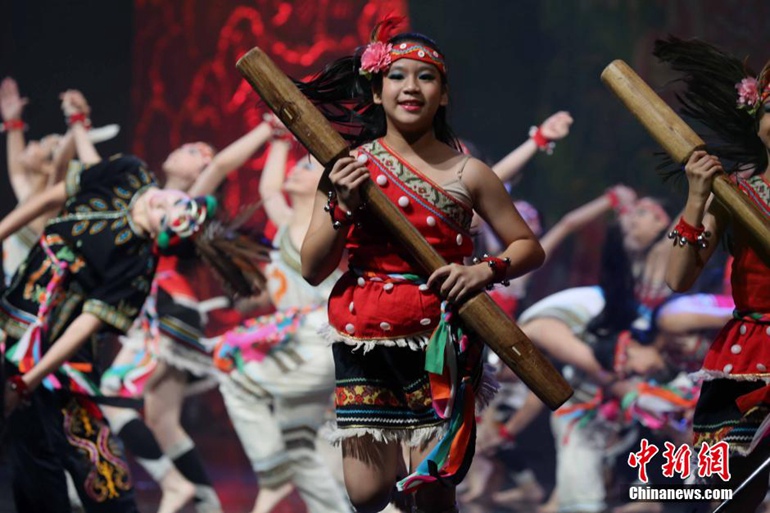 图为台湾兰阳舞蹈团表演的声色并茂的《山地舞》。 中新社记者 任海霞 摄 
