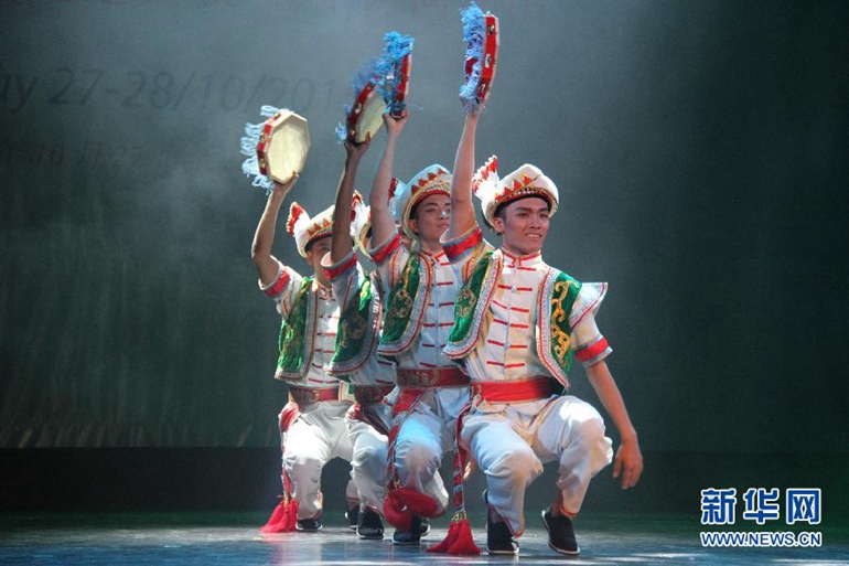  10月27日，在越南首都河内，中国云南省艺术团演员表演云南民族舞蹈《牵手情更长》。 新华社记者乐艳娜摄