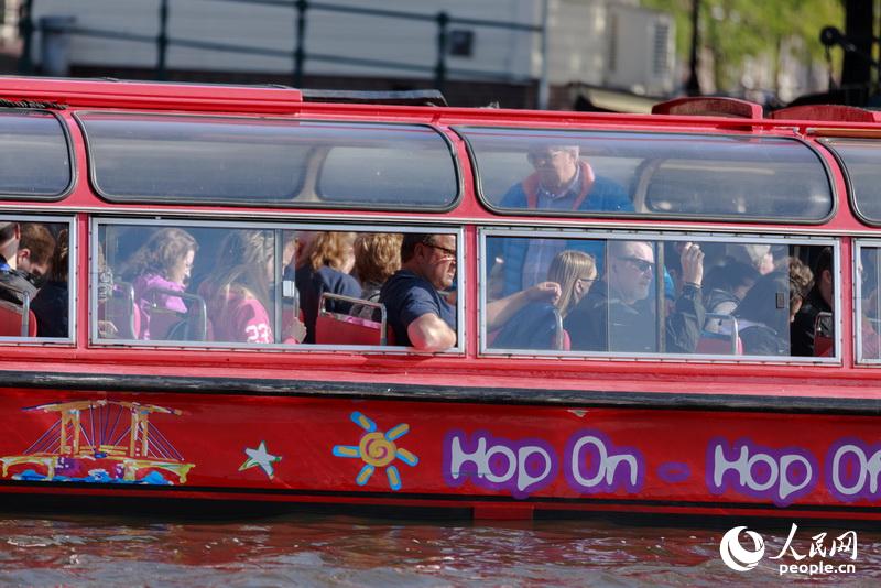 阿姆斯特丹皇帝运河上的游船 万正银 摄