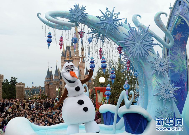 当日,日本东京迪士尼乐园举行圣诞巡游活动,吸引了众多游人.