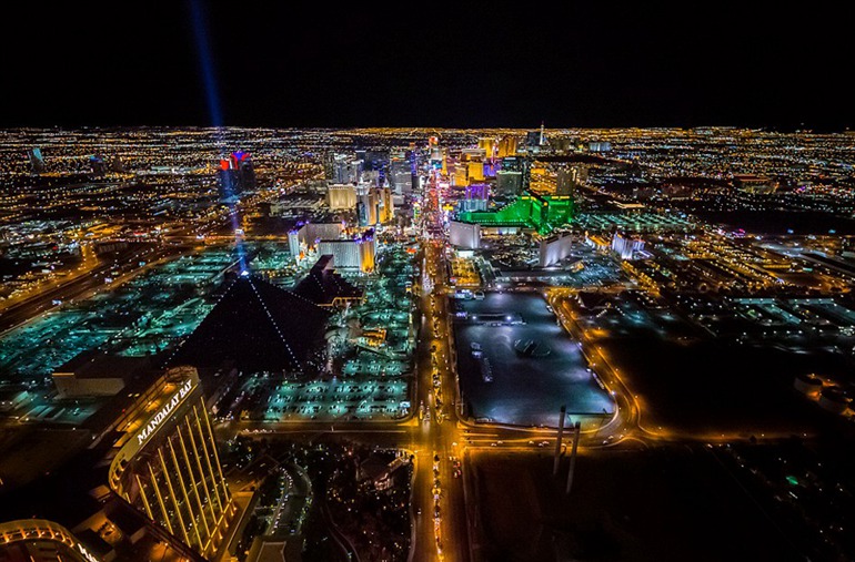 美摄影师两千米高空俯拍大都市绚丽夜景