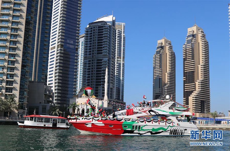 12月2日，在阿联酋迪拜，用阿联酋国旗色装点的游艇通过马瑞娜海湾。