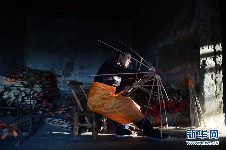 12月3日，在泾县昌桥乡孤峰村国民油布伞厂，郑国民在制作伞架。新华社记者 刘军喜摄