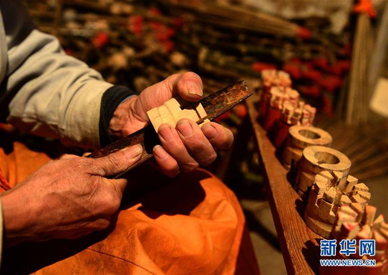 12月3日，在泾县昌桥乡孤峰村国民油布伞厂，工人在铰伞芦。新华社记者 刘军喜摄