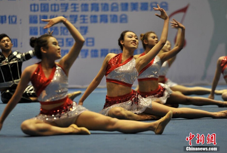 高清：中国大学生啦啦操冠军赛 美女上阵拼身姿【5】