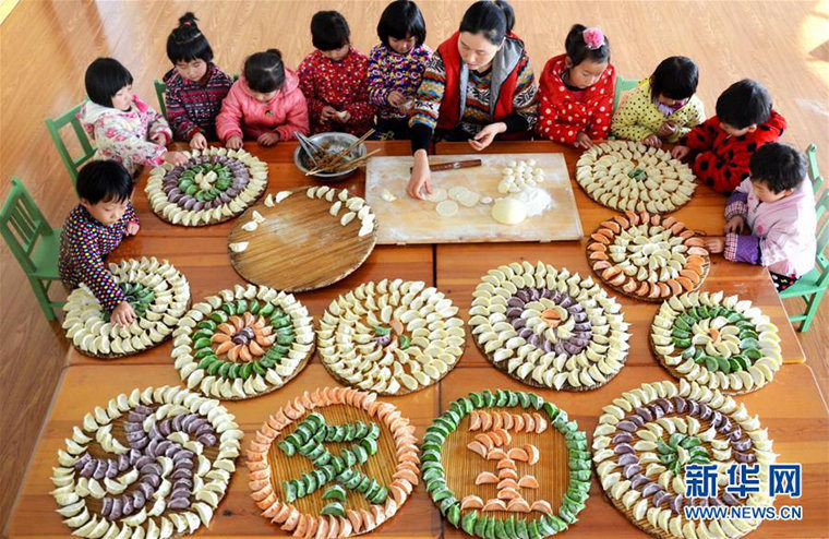 12月21日，山东省沂源县悦庄中心幼儿园的师生一起包饺子。 12月22日是二十四节气中的冬至，我国许多地区都有吃饺子迎接冬至的习俗。 新华社发（赵东山 摄