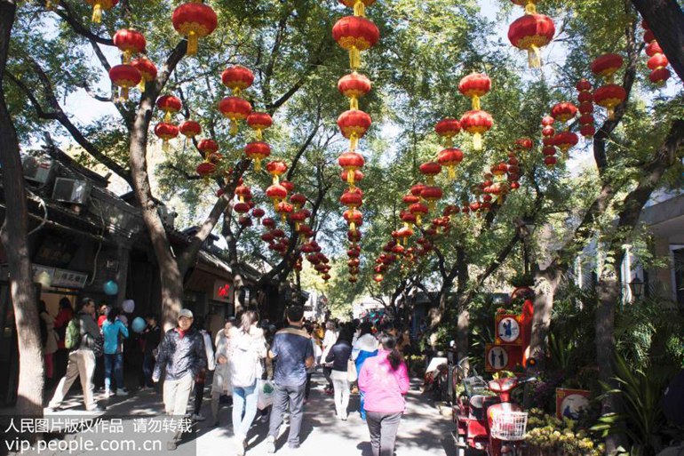 《老炮儿》取景地：北京。电影《老炮儿》讲述的是一个发生在北京胡同里的故事。北京胡同是久远的历史产物，真实的反映了北京历史面貌和特色。不少外国游客在游览完故宫、长城等名胜后，就会选择去逛逛北京特色胡同，感受一下“老北京”的气氛。比较受游客欢迎的热门胡同区域有：南锣鼓巷、烟袋斜街、杨梅竹斜街等。