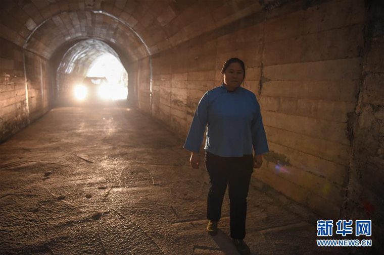 邓迎香进入她率领村民“刨出来”的人工隧道