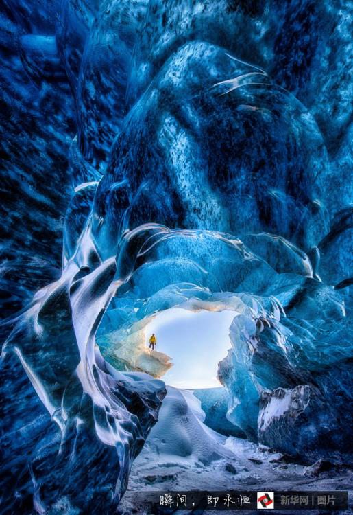 高清：摄影师拍摄冰洞 湛蓝世界呈现窒息美景